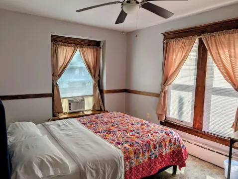 5 min to the Corning Museum of Glass! Family-sized Duplex w/ pool table & patio