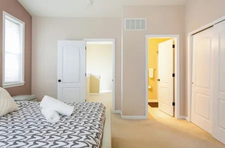 Charming 3BR & 2.5Ba nested in KOP w parking, close to Conshy & downtown Philly.