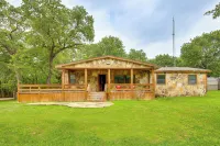 Deck & Fire Pit: Unique Pottsboro Haven - Homestays
