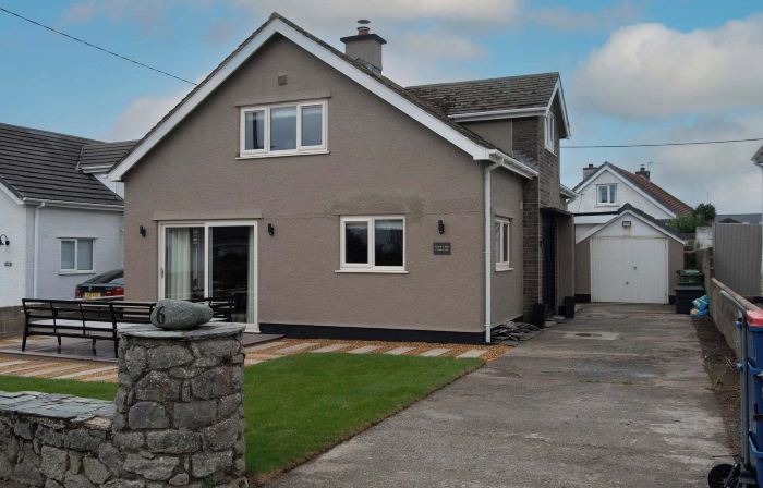4 Bed Holiday Home by Guestz