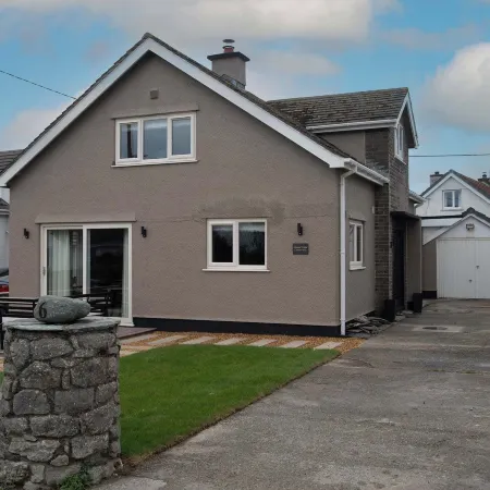 4 Bed Holiday Home by Guestz