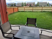 Large Townhome, Fenced Yard, 4 Miles to Downtown & MSU, A/C, Walking Trails 보즈먼 호텔