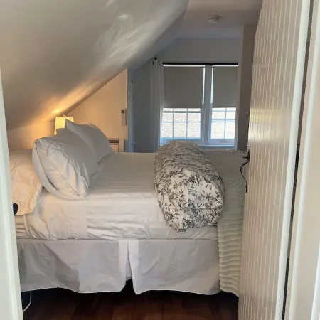 Romantic, Two Blocks to Main Street and Water. Queen bedroom and Two Bathrooms.