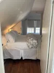 Romantic, Two Blocks to Main Street and Water. Queen bedroom and Two Bathrooms.