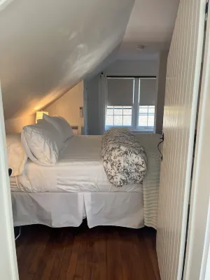 Romantic, Two Blocks to Main Street and Water. Queen bedroom and Two Bathrooms.