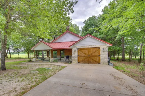 Dog-Friendly Wills Point Home w/ Grill on 10 Acres - parking