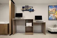 La Quinta Inn & Suites by Wyndham Greenville - Business