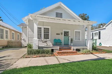 3 bedroom Luxury Cottage in Downtown and Near LSU