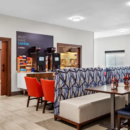 Holiday Inn Express & Suites TUMWATER - OLYMPIA by IHG Отели в г. Тумуотер
