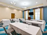 هوموود سويتس باي هيلتون غالفيستون Hotels near شاطئ إيست بيتش (East Beach)