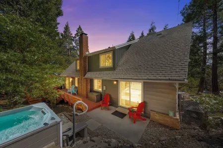 Mountain cabin retreat fenced yard with hot tub Отели в г. Лейк Арроухед