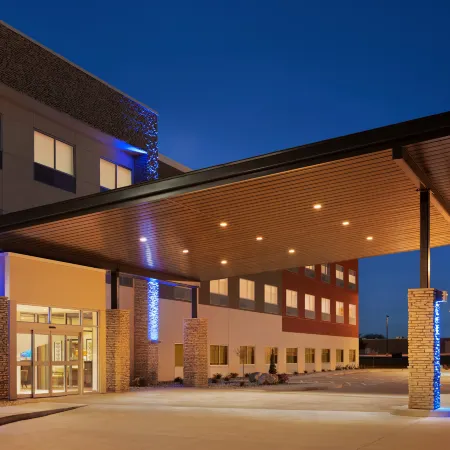 Holiday Inn Express & Suites BEAVER DAM by IHG