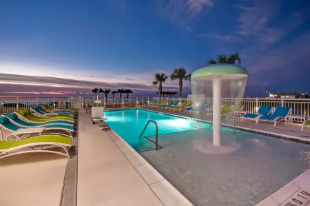 Holiday Inn Express & Suites Galveston Beach Отели рядом с достопримечательностью «Галвестон Айленд Конвеншен Сентер эт Сан Луис Резорт»