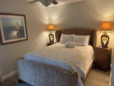 Updated Coastal Cottage – Clean, One Level Close to Beach & Downtown &Dog Lovers Các khách sạn gần Splash Island Waterpark