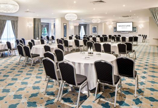 스파 및 수영장 전경