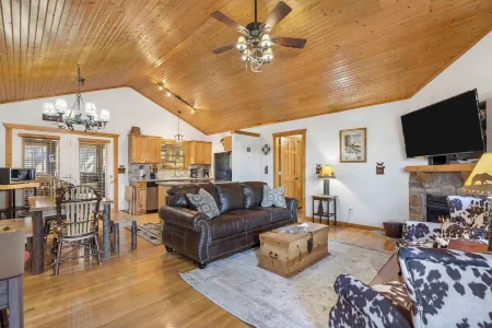 Grey Moose Lodge w/ Amenities Access!