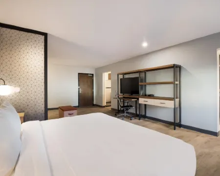 Everhome Suites Corona Hotels in Corona