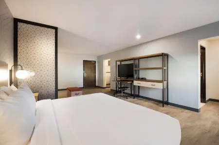 Everhome Suites Corona Отели рядом с достопримечательностью «Публичная библиотека Корона»