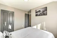 Chic Townhome w/ Deck: 6 Mi to Dtwn Baltimore - WiFi