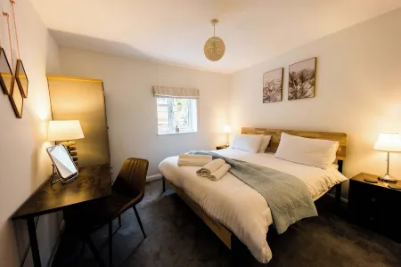 Luxury chalet in wonderful Pembrokeshire National Park, beach & coast path Отели в г. Нолтон энд Рок