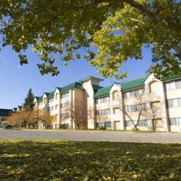 Amenida Residences Calgary Hotels near South Calgary
