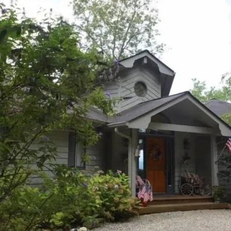 Bear's Mountaintop Views 3 Bedroom Chalet by RedAwning