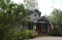 Bear's Mountaintop Views 3 Bedroom Chalet by RedAwning