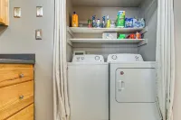 Pet-friendly Raleigh Townhome Near Medical Centers - Condos