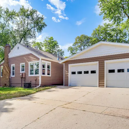 Half-mi to Dtwn Yankton & River: Charming Home!