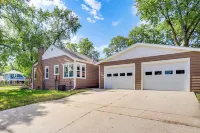 Half-mi to Dtwn Yankton & River: Charming Home! - 3-Star