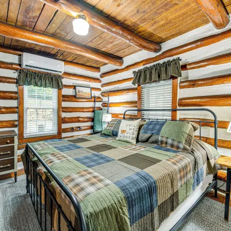 Family Holiday Cabin in Kentucky w/ Hot Tub!