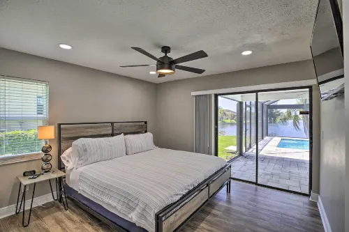 Canal-Front Cape Coral Home: Pool & Patio - Parkering