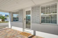 Madeira Beach Condo w/ Patio, Walk to Gulf! - parcheggio