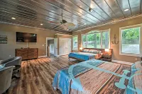 Lake Barkley Home Private Dock, Kayaks, Fire Pit! - chambre d’hôtes