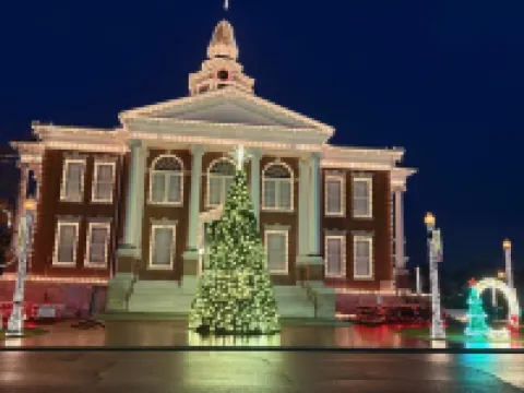 Centrally located, cozy, cottage style home in Paris, Arkansas. Hotels in Paris