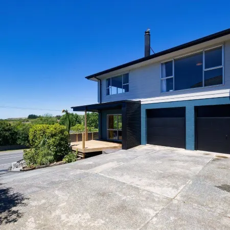 Ocean & Mountain Views 3-bedroom Home