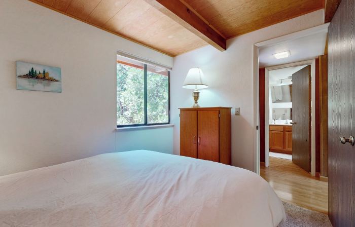 3BR Charming Cabin w/ Deck, Yard Games & View