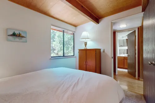 3BR Charming Cabin w/ Deck, Yard Games & View - 3 stjerner