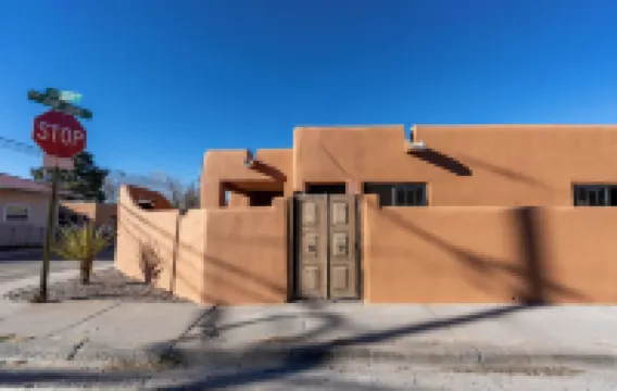 The Nicho House: 4Bd Ultra-Modern Adobe: Walk to Plaza