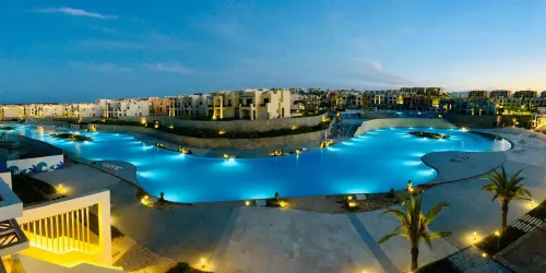Modern 3BR Escape Panoramic Lagoon & Sea Views - 小木屋