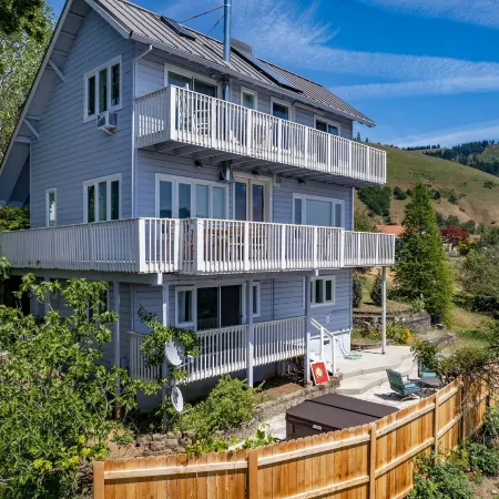 Grandview 3 Bedroom Home by RedAwning