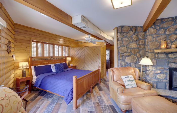 Family-Friendly Riverfront Manor on the Little Red