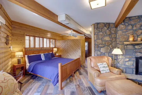 Family-Friendly Riverfront Manor on the Little Red - Wifi