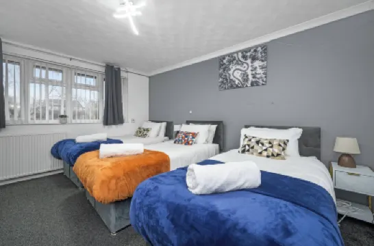 Milton Keynes 2BR Free Parking Contractor Friendly Hotels in 