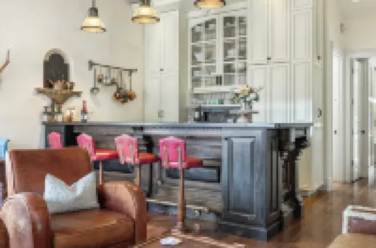 200 ft. to Gondola w/ parking, balcony, fireplace & views! Walk to shops & food!