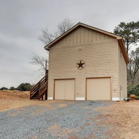 Kitty Hawk Apartment w/ Hot Tub - 1 Mi to Beach!