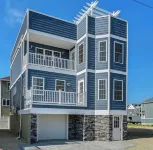 HOT TUB ON DECK, OCEAN VIEW, WALKING DISTANCE TO RESTAURANTS, BARS AND BOARDWALK
