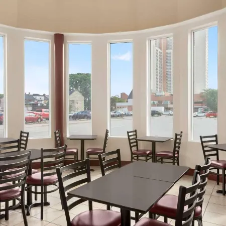 Signature Stay Inn & Suites - Downtown Hamilton