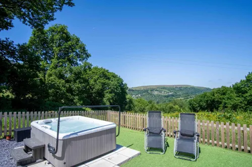 Hopkins Retreat - 3 Bedroom Caravan - Hot Tub - Mountain view