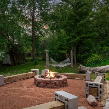 Cozy fireplace, indoor and outdoor games, records!